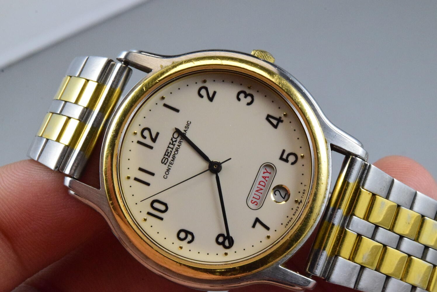 Vintage watch Seiko Contemporary Basic 5H23-7080 Week Date Men Quartz Round 35mm