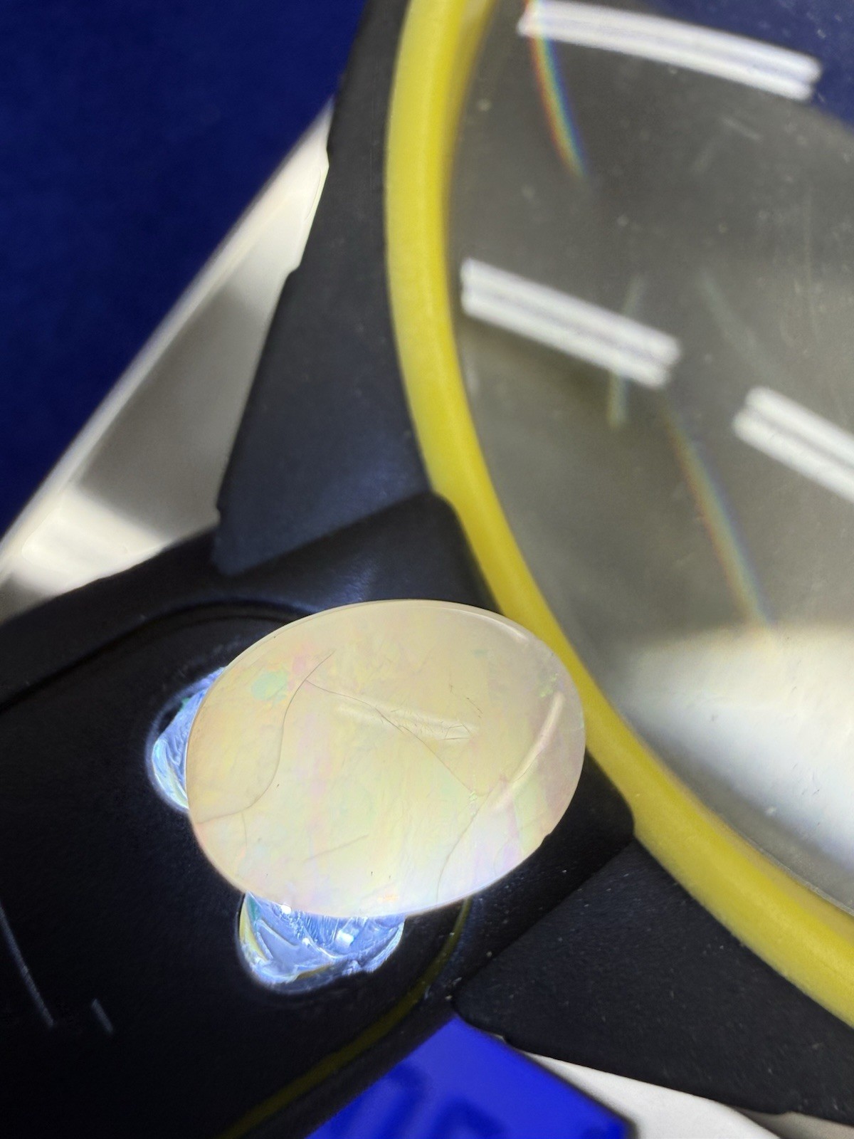 3.1 ct Precious Opal Cabochon from Ethiopia – colorful!
