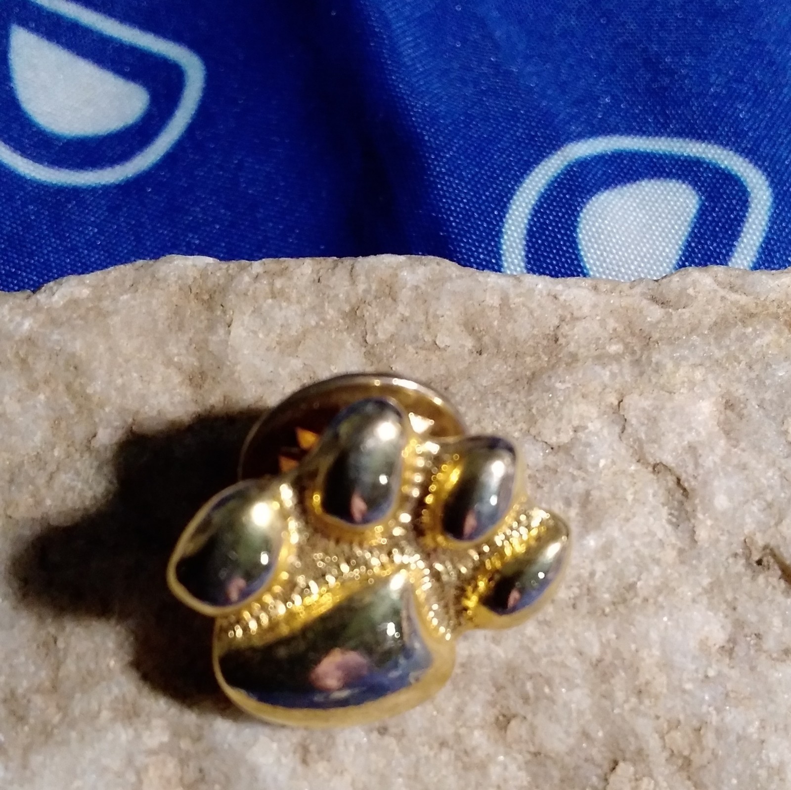 Gold Tone Paw Print Clutch Back Lapel Pin – Metal Animals & Insects Theme