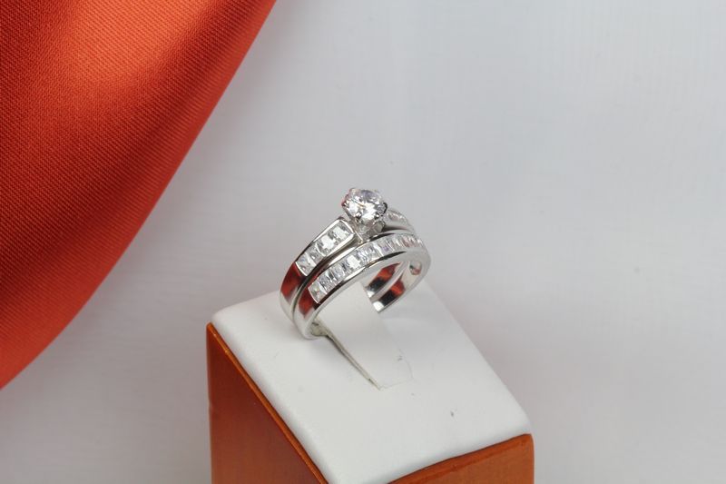 GORGEOUS CLASSIC STYLE STERLING SILVER ENGAGEMENT AND WEDDING RING SET-19 STONES