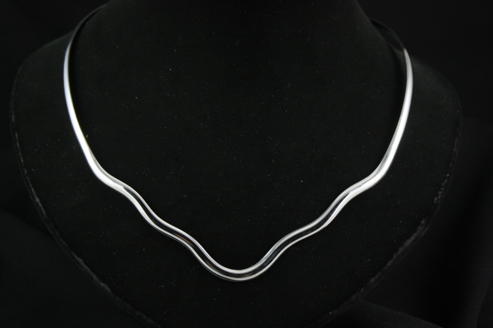 .925 Sterling Silver Plated Choker Collar Necklace V Shape Wavy Shiny Jewelry