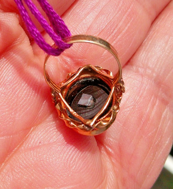 12k Solid Yellow Gold Ring With Onyx And Diamond chip 2 Grams Size 2
