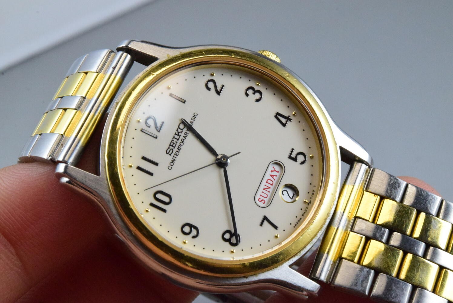 Vintage watch Seiko Contemporary Basic 5H23-7080 Week Date Men Quartz Round 35mm