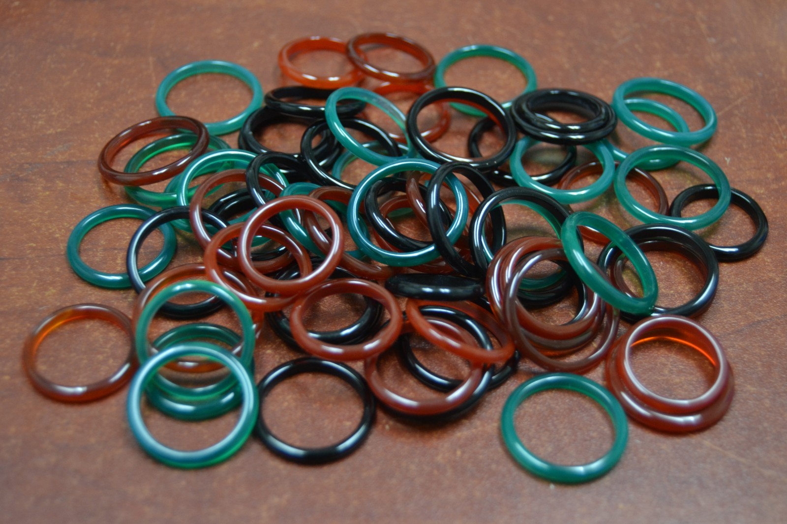 100 PCS GREEN, ORANGE, & BLACK COLOR AGATE GEMSTONE RINGS 3MM SIZE 5-9