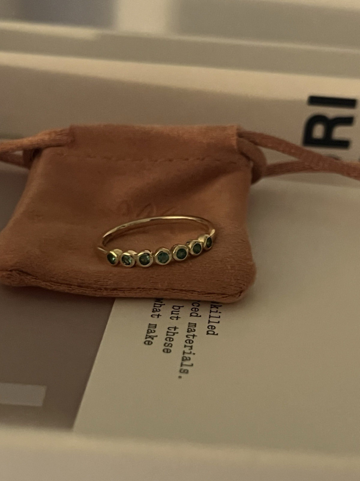 Mejuri 14K Yellow Gold Bezel Set Emerald Band Ring, New in Box Sz 6