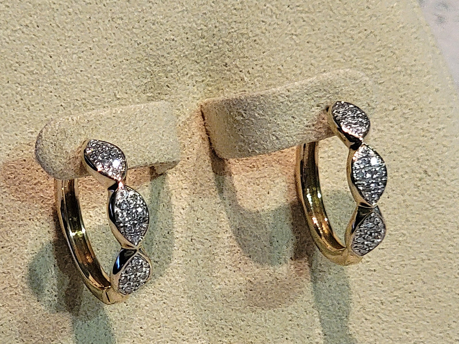 10K Gold 4 grams Natural Diamond Hoops Earrings 0.25ctw NEW