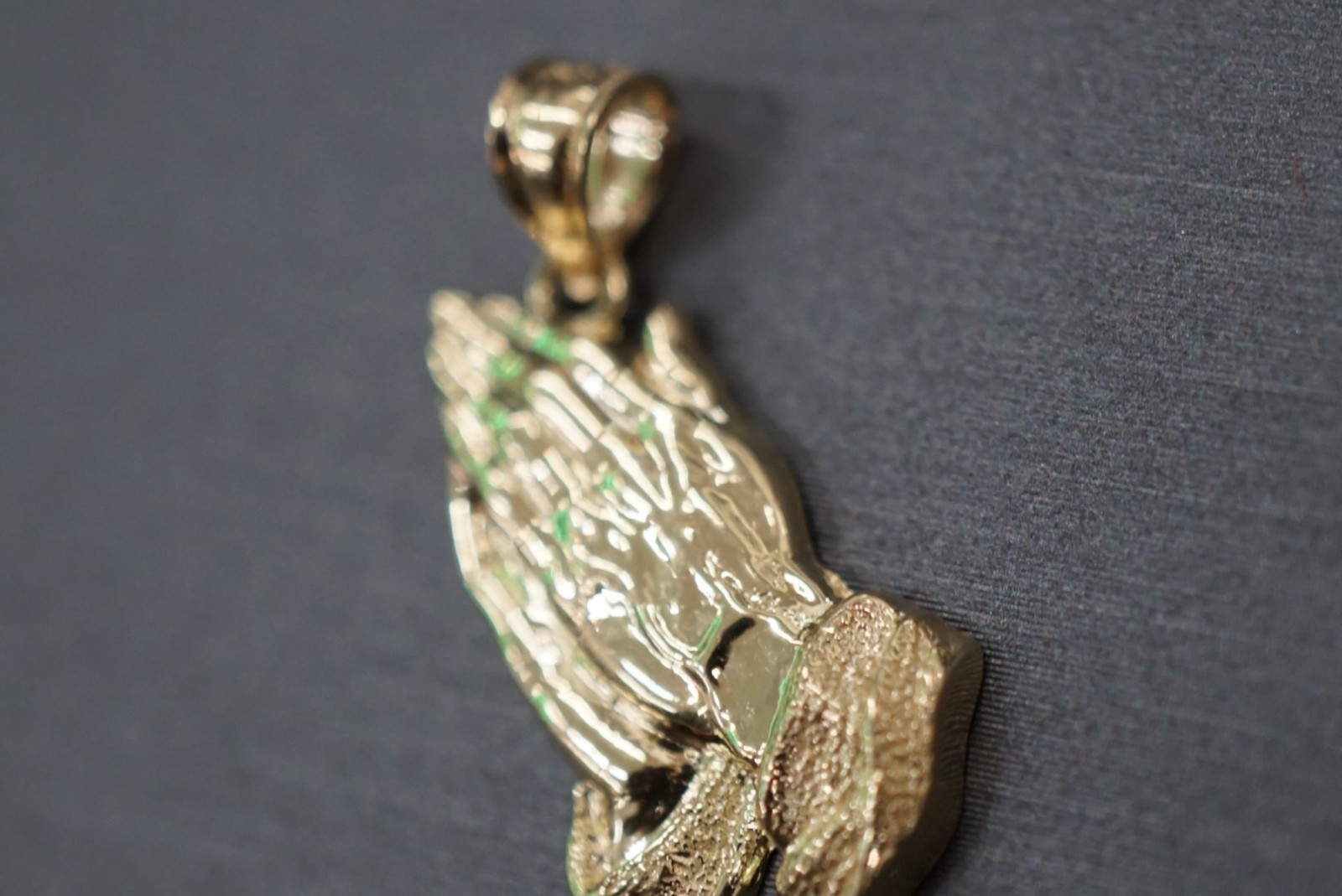 10K Solid Yellow Gold 0.9″ Praying Hands Charm Pendant.