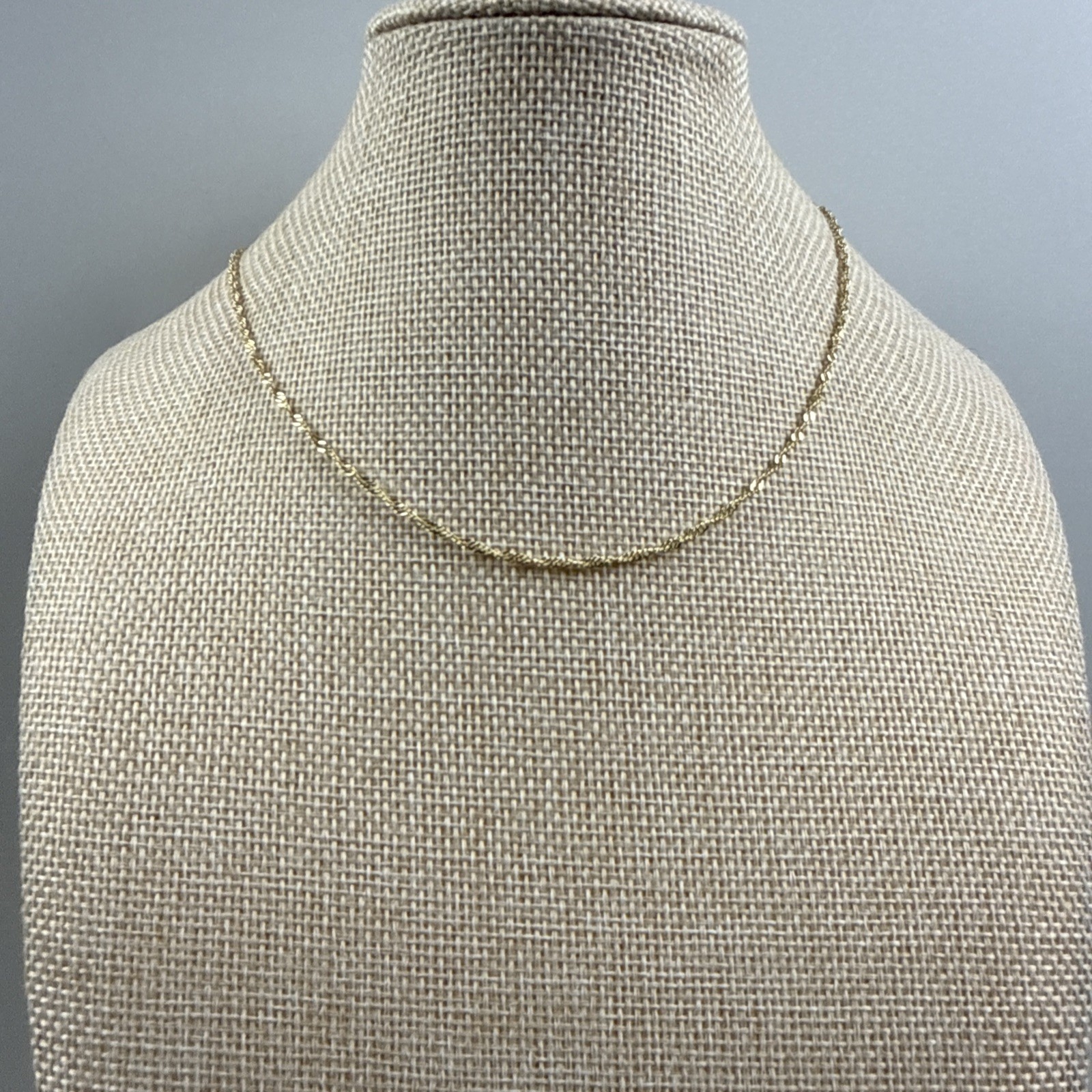 14k Yellow Gold Necklace. Twisted Singapore Link. 16in Long. 2.2 Grams. E1