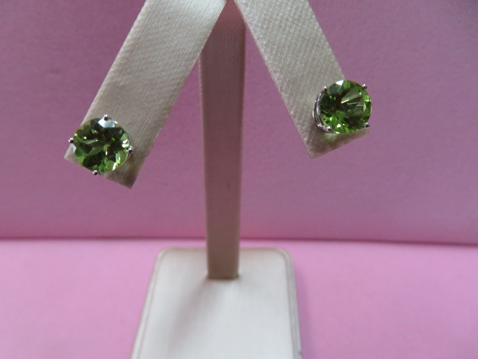 14k W. Gold Basket Setting 7.8mm Peridot Stud Earrings 1.9 Grans