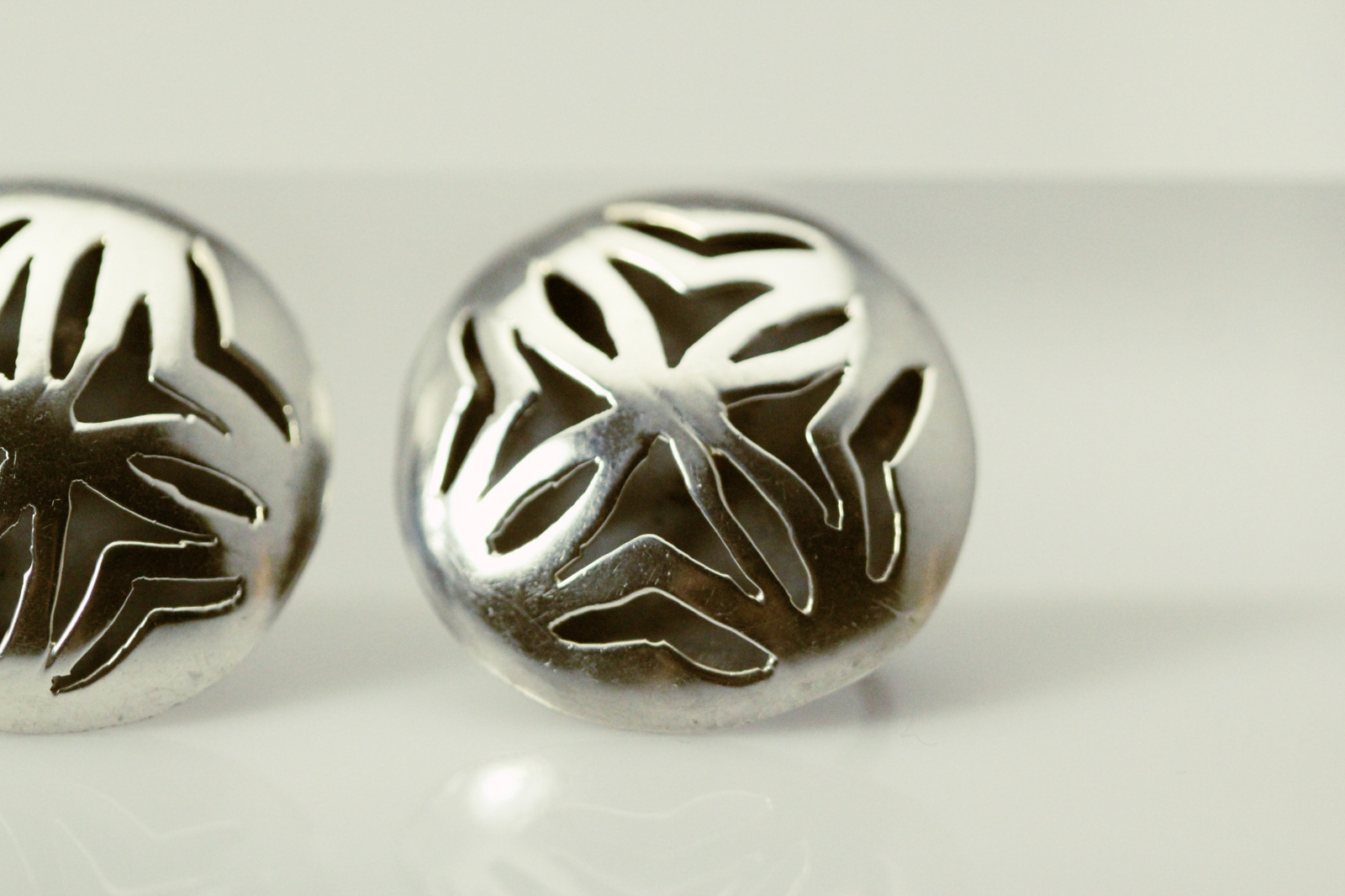 925 Sterling Silver Vintage Round Non-Pierced Screw Back Earrings 7.4g (EAR5623)
