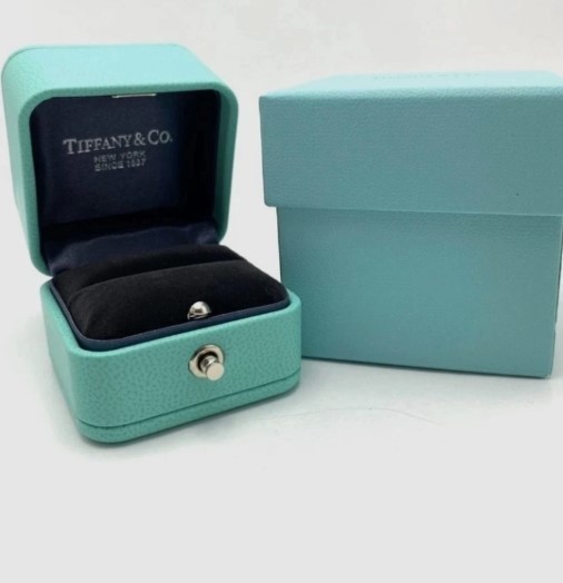 100% Authentic Tiffany & Co.Engagement Ring Box Set with Outer Box, Pouch & Gift