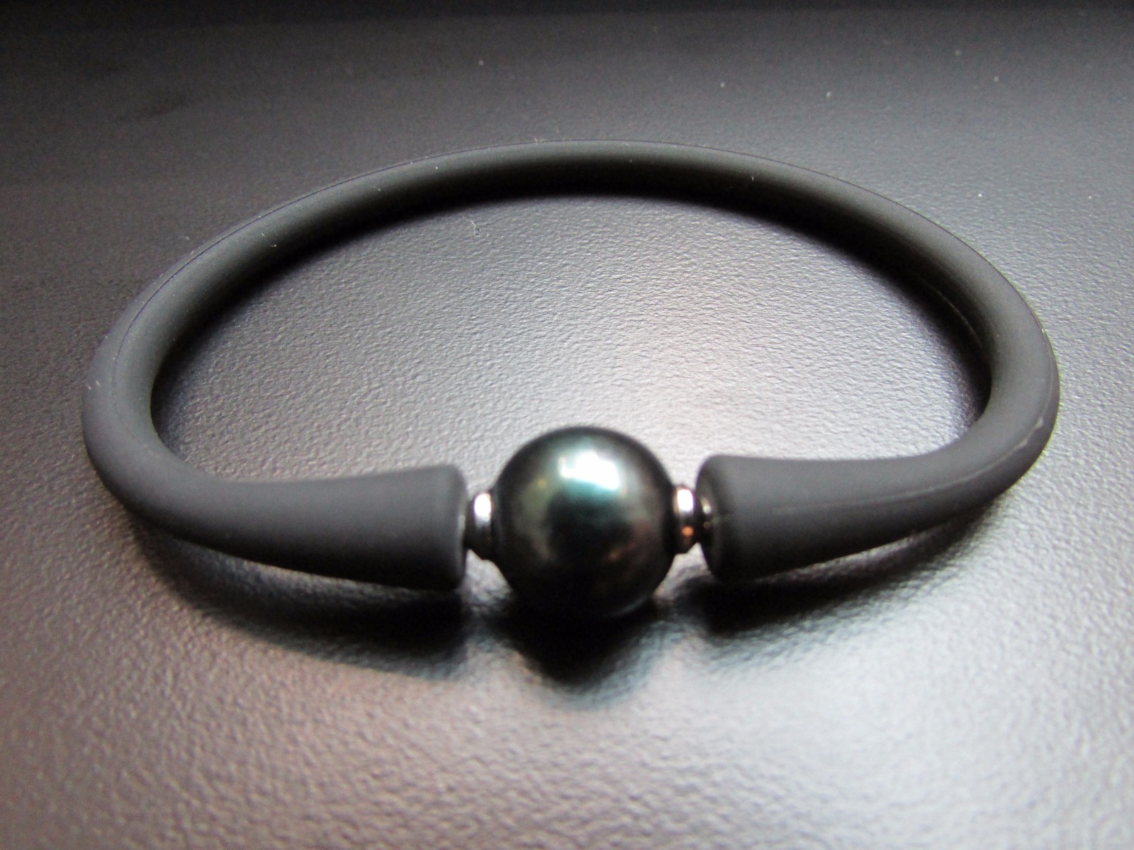 Unisex Black Silicon Rubber Bracelet Black Pearl Stainless Steel Post 7.5″