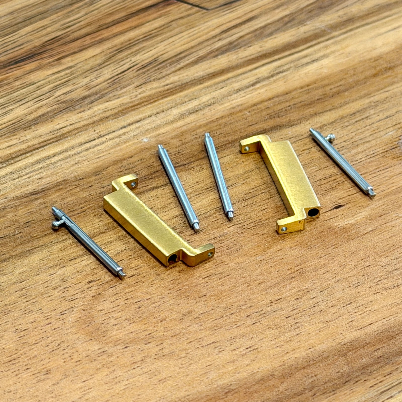 18mm to 22mm Watch Strap Connector Adapter – Stainless Steel, Brushed Gold