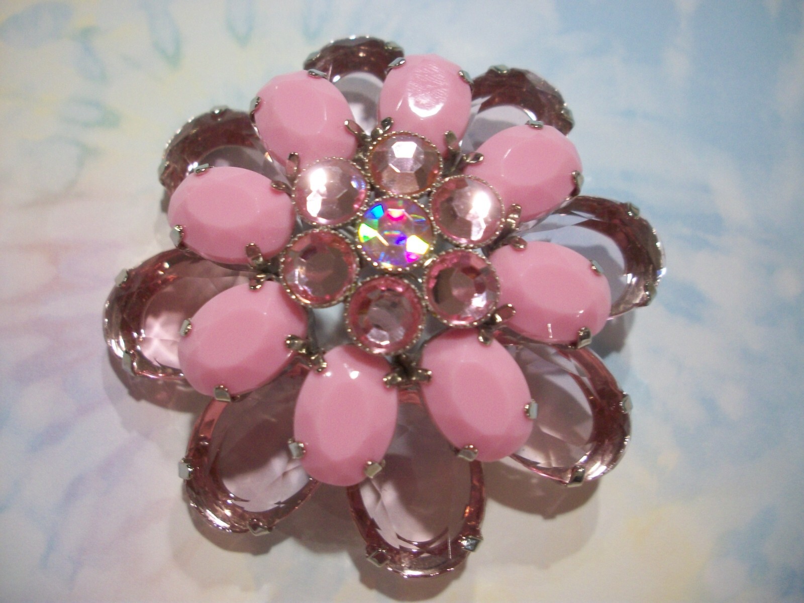 LuCiTe PiNK CABoCHoN/ACRYLiC TRaNSPaReNT/AuRoRa BoReALiS RHiNeSToNeLARGE 2.5″PiN