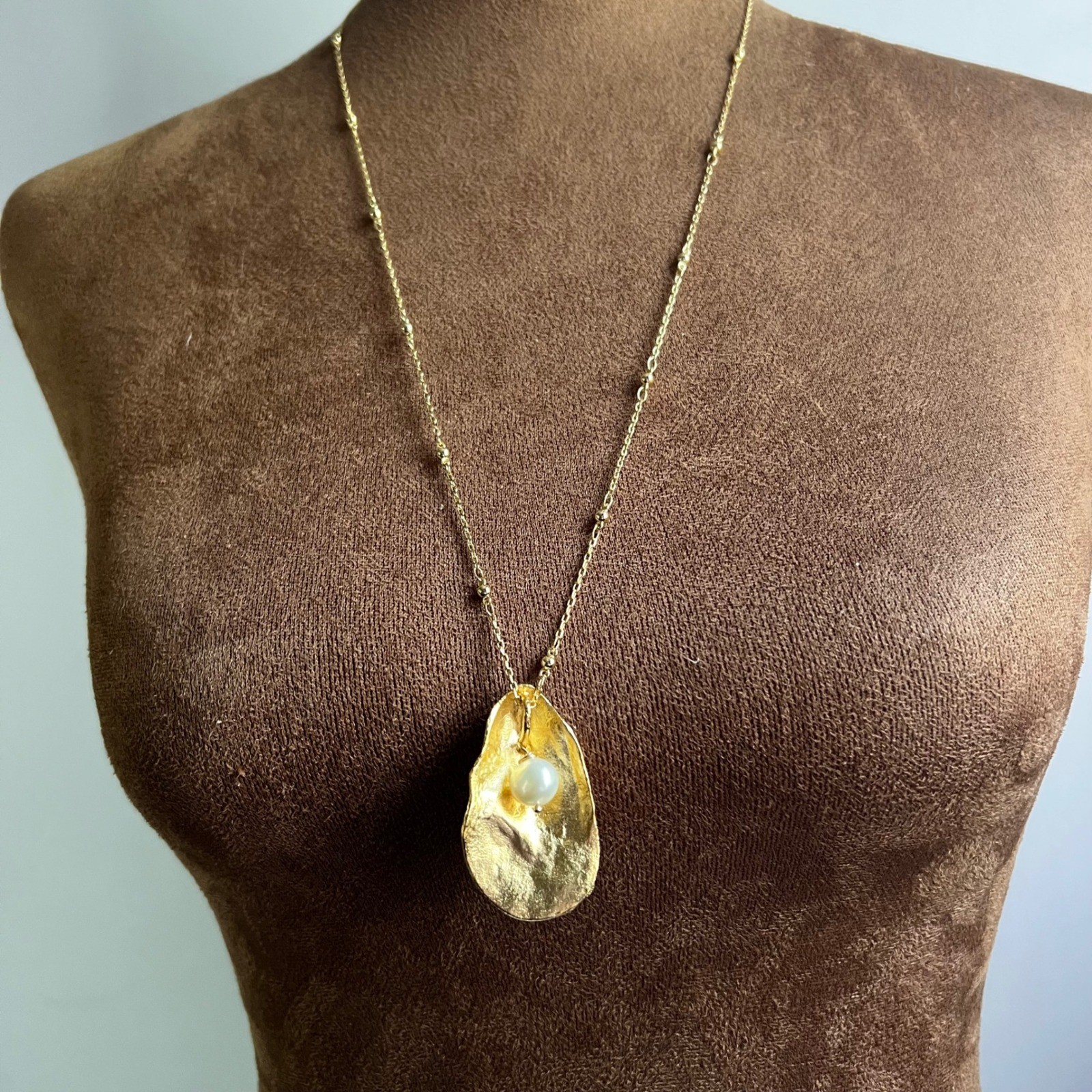 Gold Oyster Shell Pearl Pendant Long Chain Necklace 26 Inch Coastal Grandmother