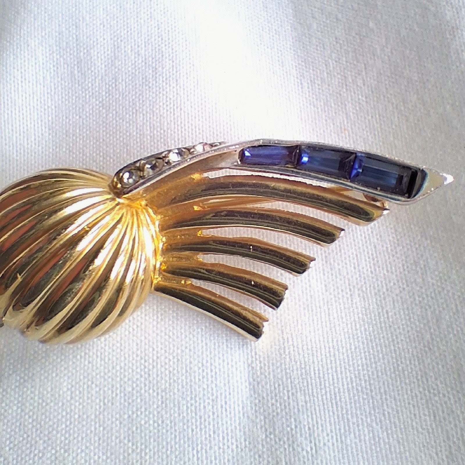 Vintage Marcel Boucher Signed #5425 Ribbon Brooch Pin Faux Sapphire Baguette