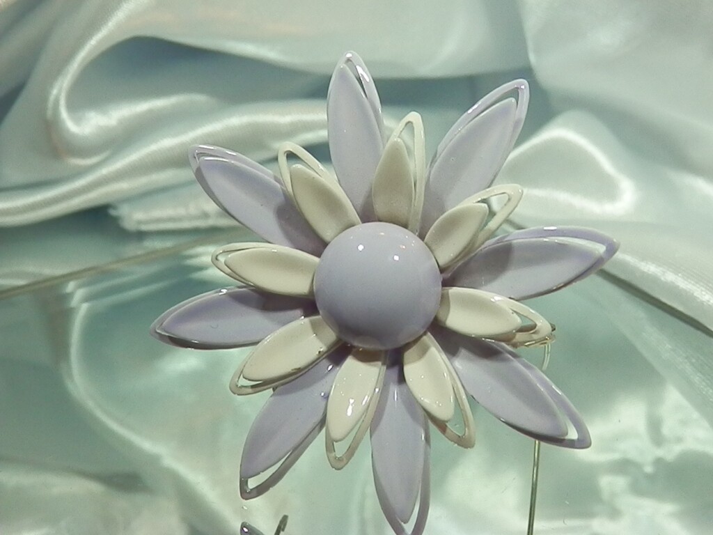 Vintage 50’s Very Light Lavender White Enamel Rare Lovely Flower Brooch 676j3