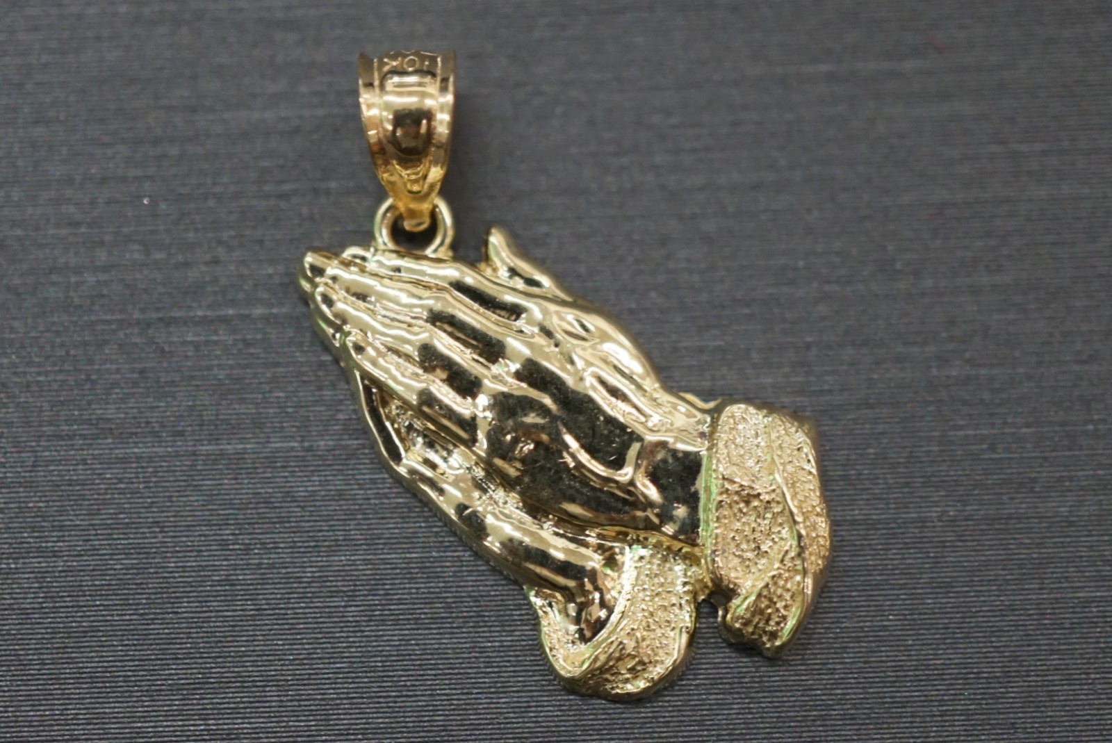 10K Solid Yellow Gold 0.9″ Praying Hands Charm Pendant.