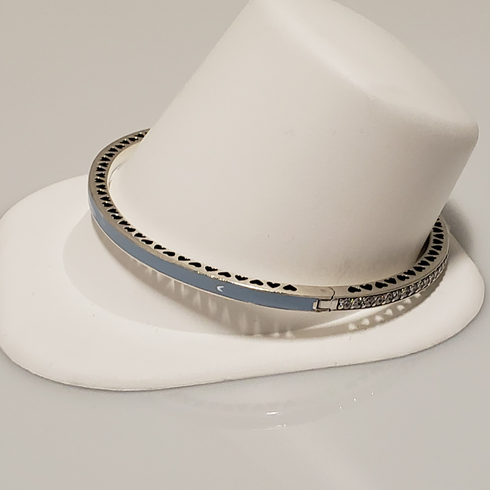 Pandora Sterling Silver Radiant Hearts Light Blue Enamel Bangle 590537EN13 7.9″