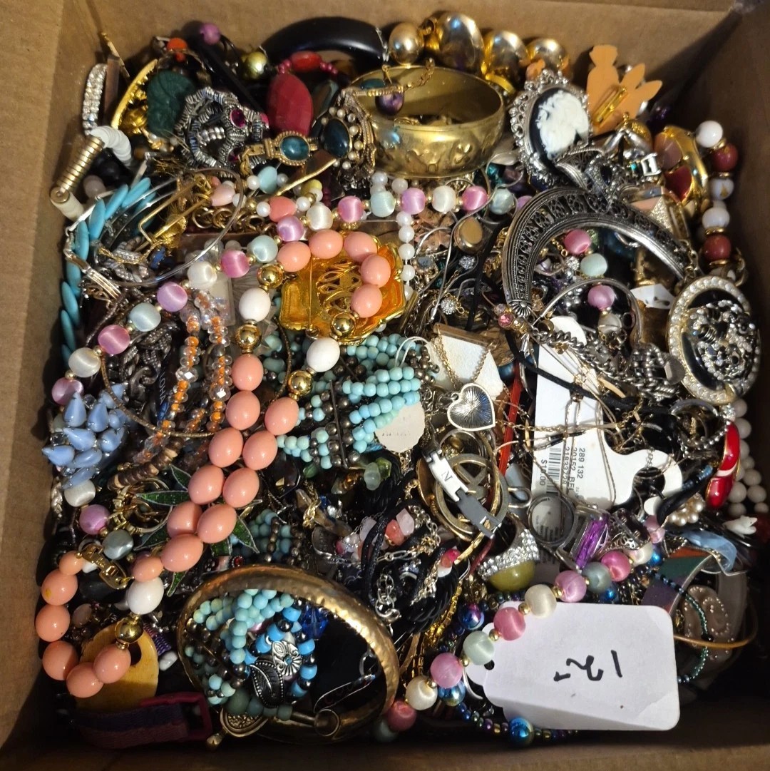 Huge Unsearched Jewelry Lot 3 Lb Vintage & Mod Junk & Wear Necklaces Brooches ++