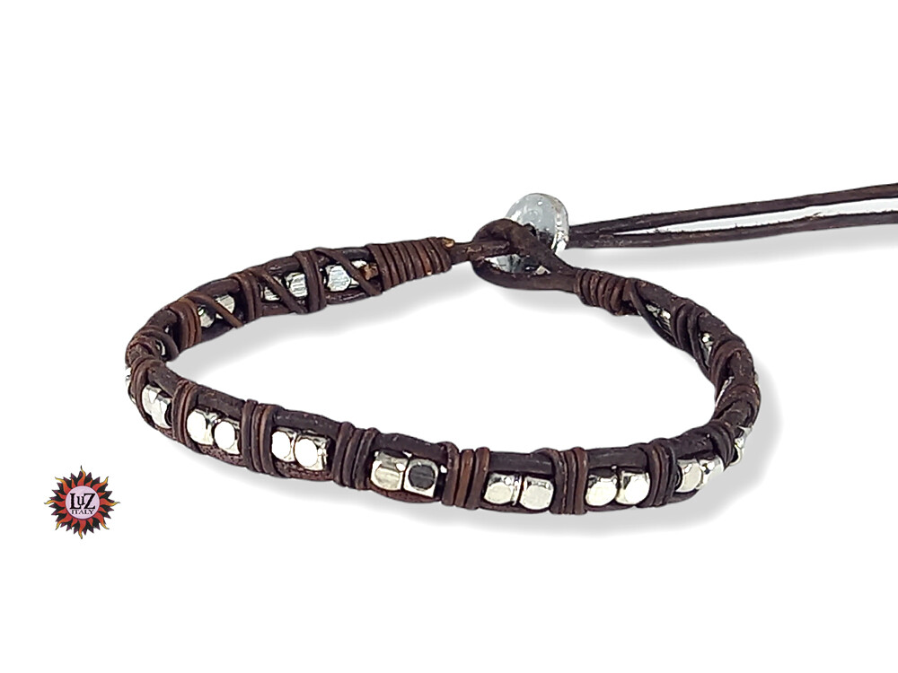 Bracciale in cuoio marrone naturale e pepite metallo – Regolabile