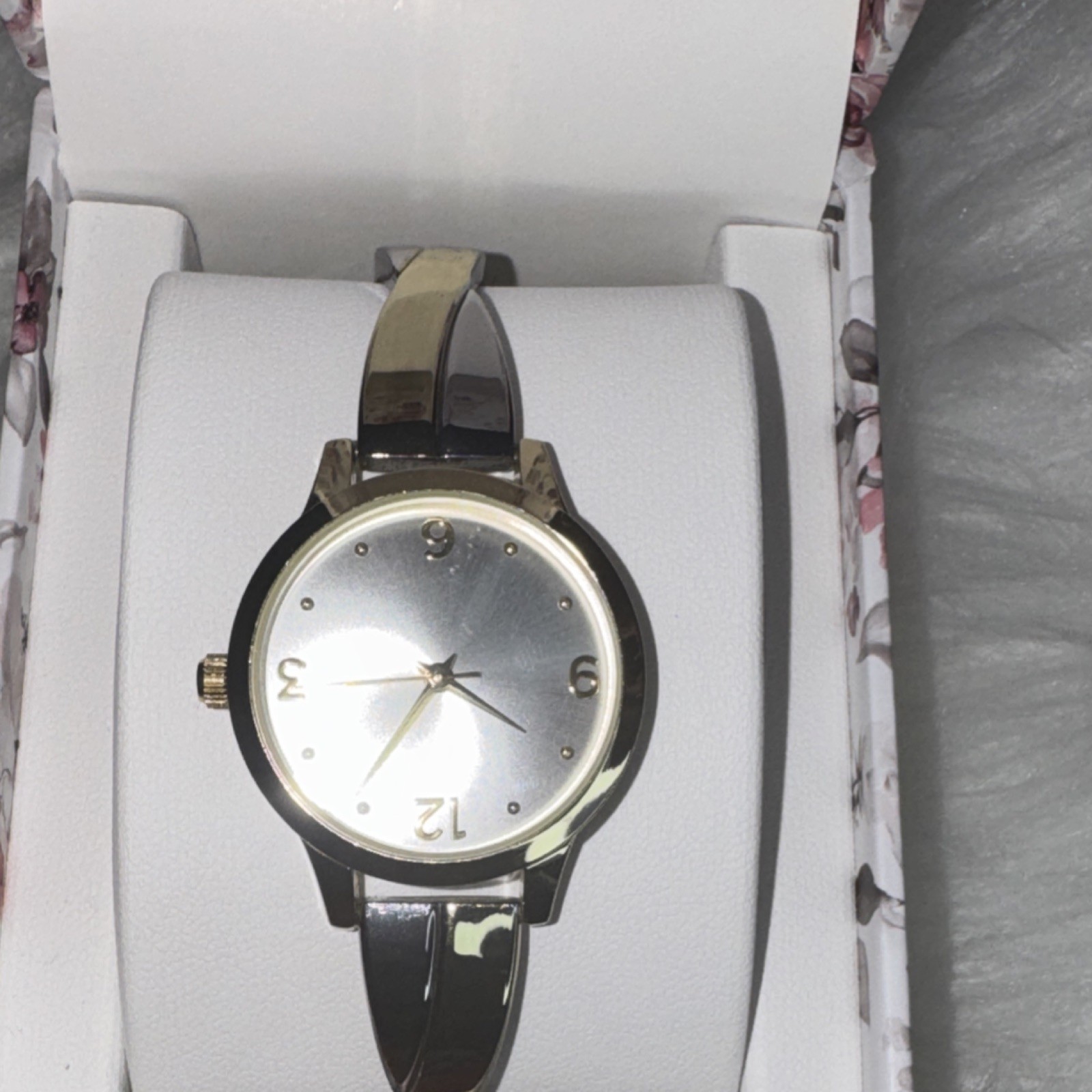 Women’s Silver Gold Metal Bracelet Analog Dress Wristwatch Round Indexes in Box