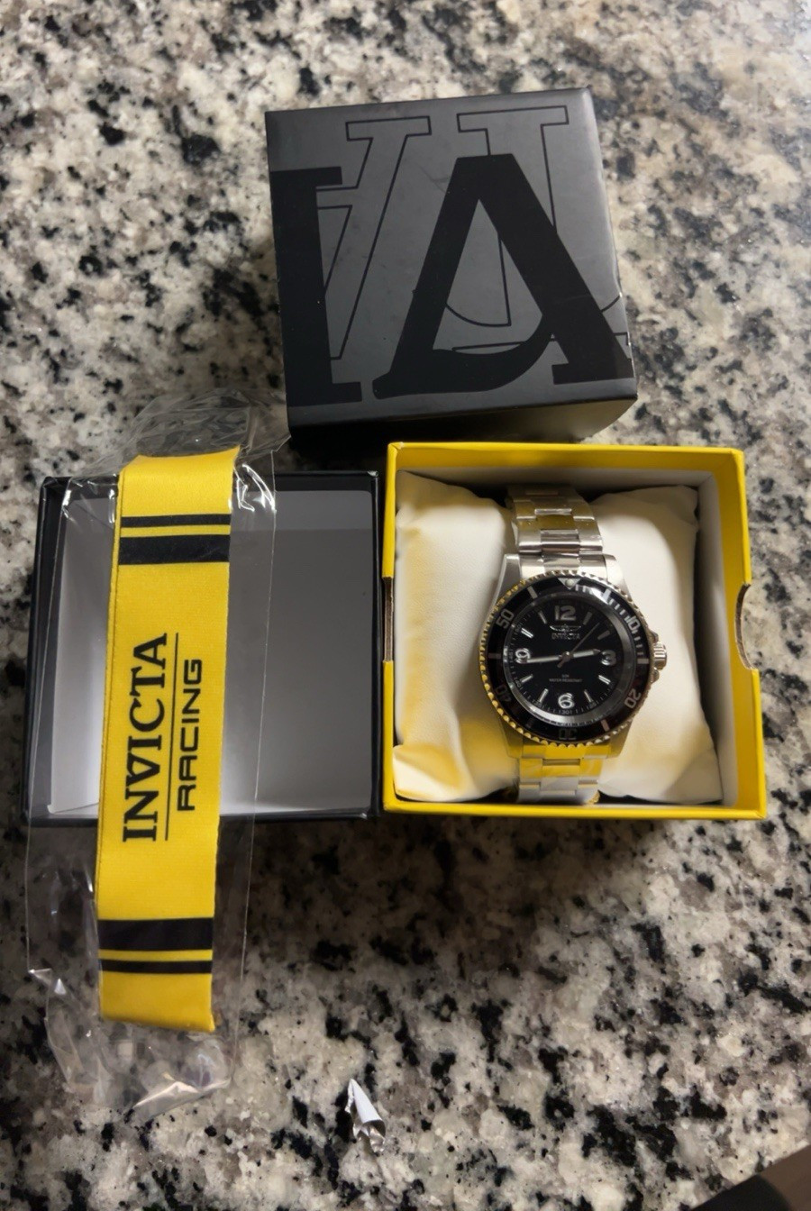 Invicta Pro Diver Men’s Quartz 42mm Black Dial SS Silver Bracelet w/ Box