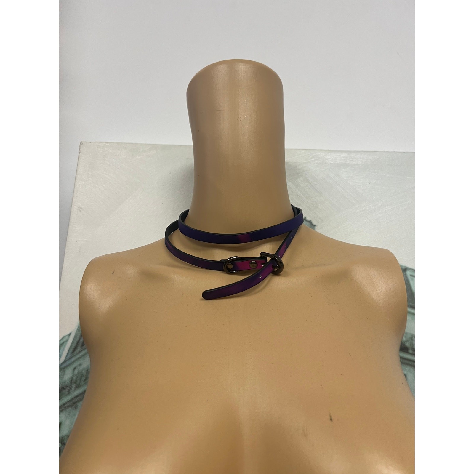 Heat-Sensitive Thermochromic Leather Choker with Leash