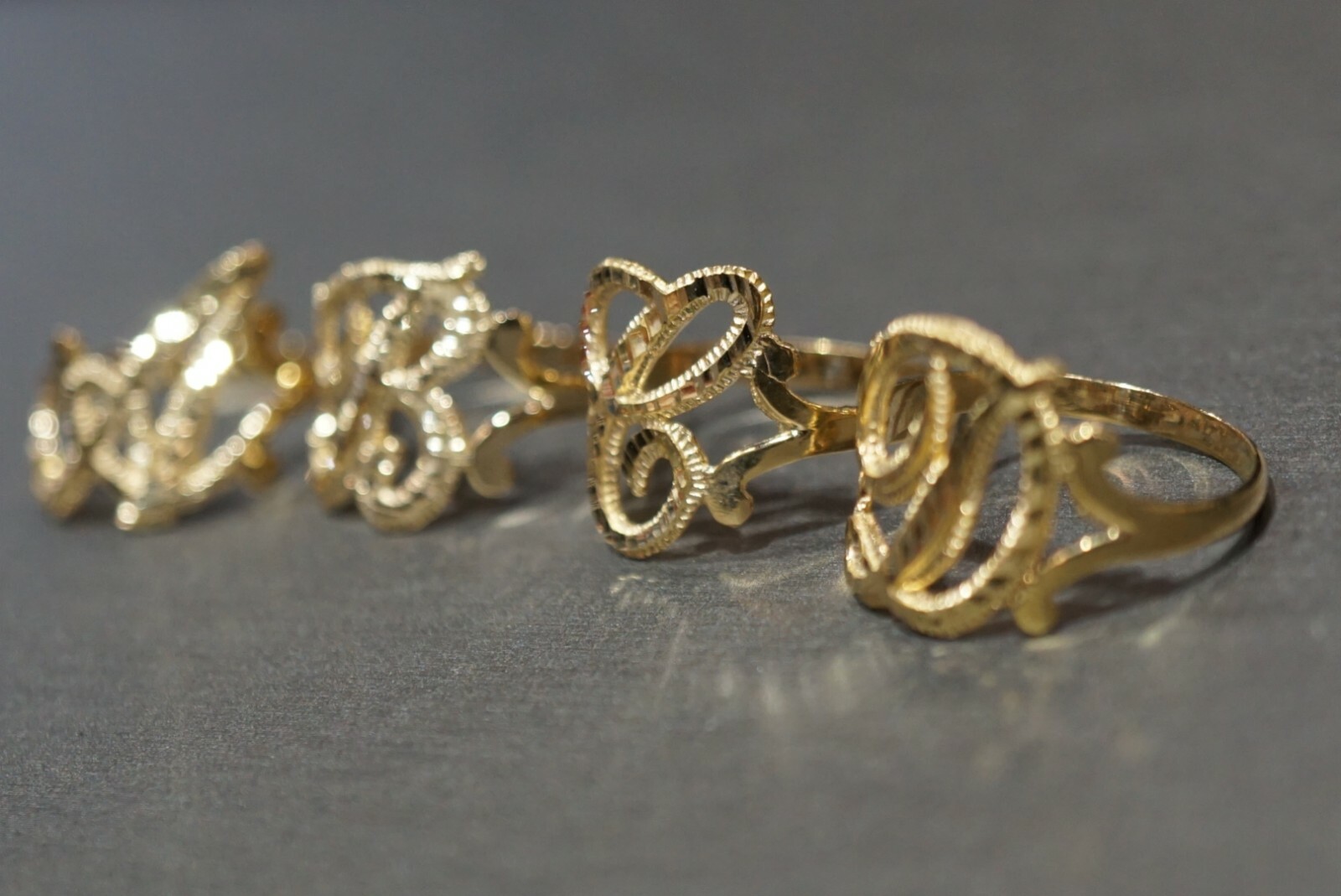 14K Solid Yellow Gold 0.5″ Diamond Cut Initial Letter Band Ring. Size 6.5