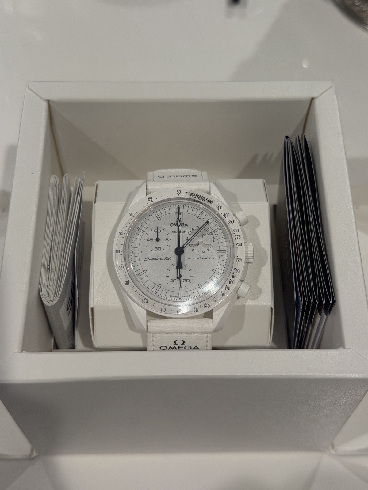 OMEGA x Swatch MoonSwatch SNOOPY Mission to the Moonphase