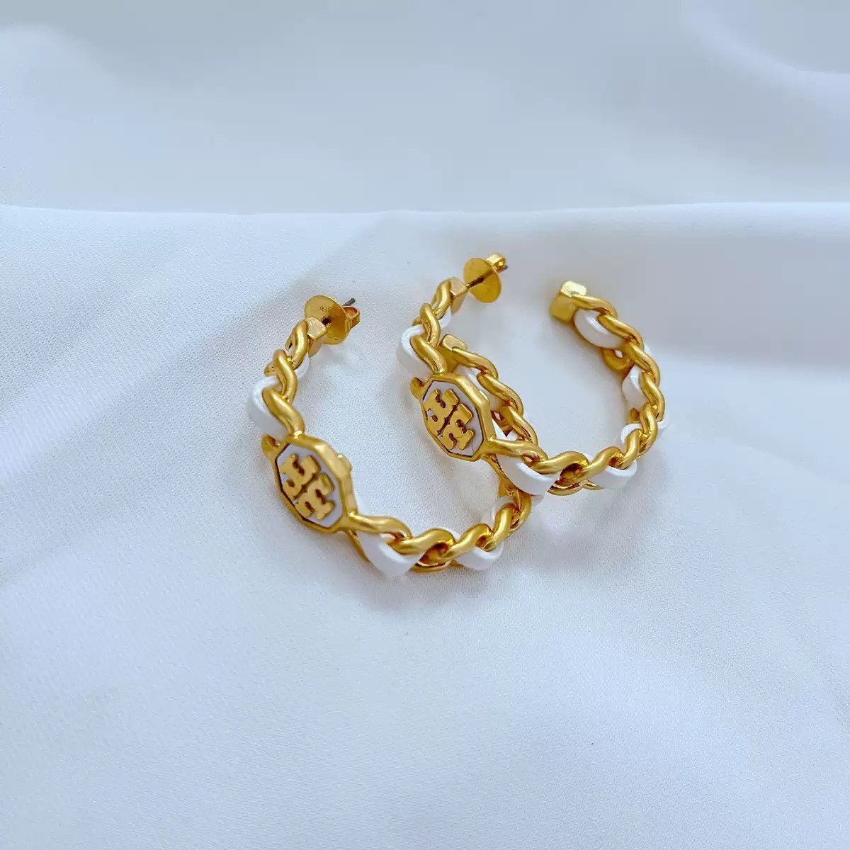 New Tory Gold &amp WHITE Chain Logo Hoop Earrings with Jewelry Pouch