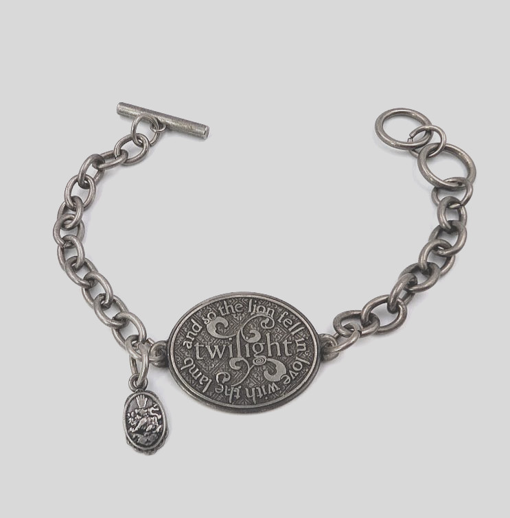 Twilight Saga New Moon Bracelet Silver Tone Cullen Crest Charm Vampire Eternal