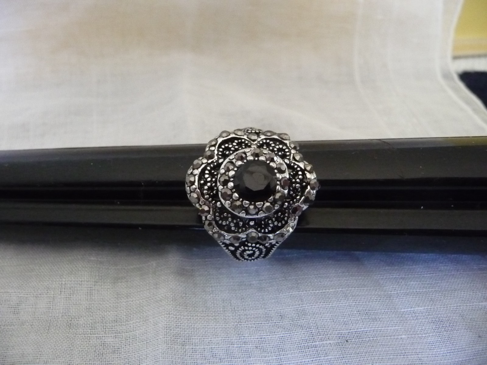 TEXTURED SILVER TONE FRAMED BLACK STONES W RHINESTONE AS IS SZ 8.5 RING #24/7-5