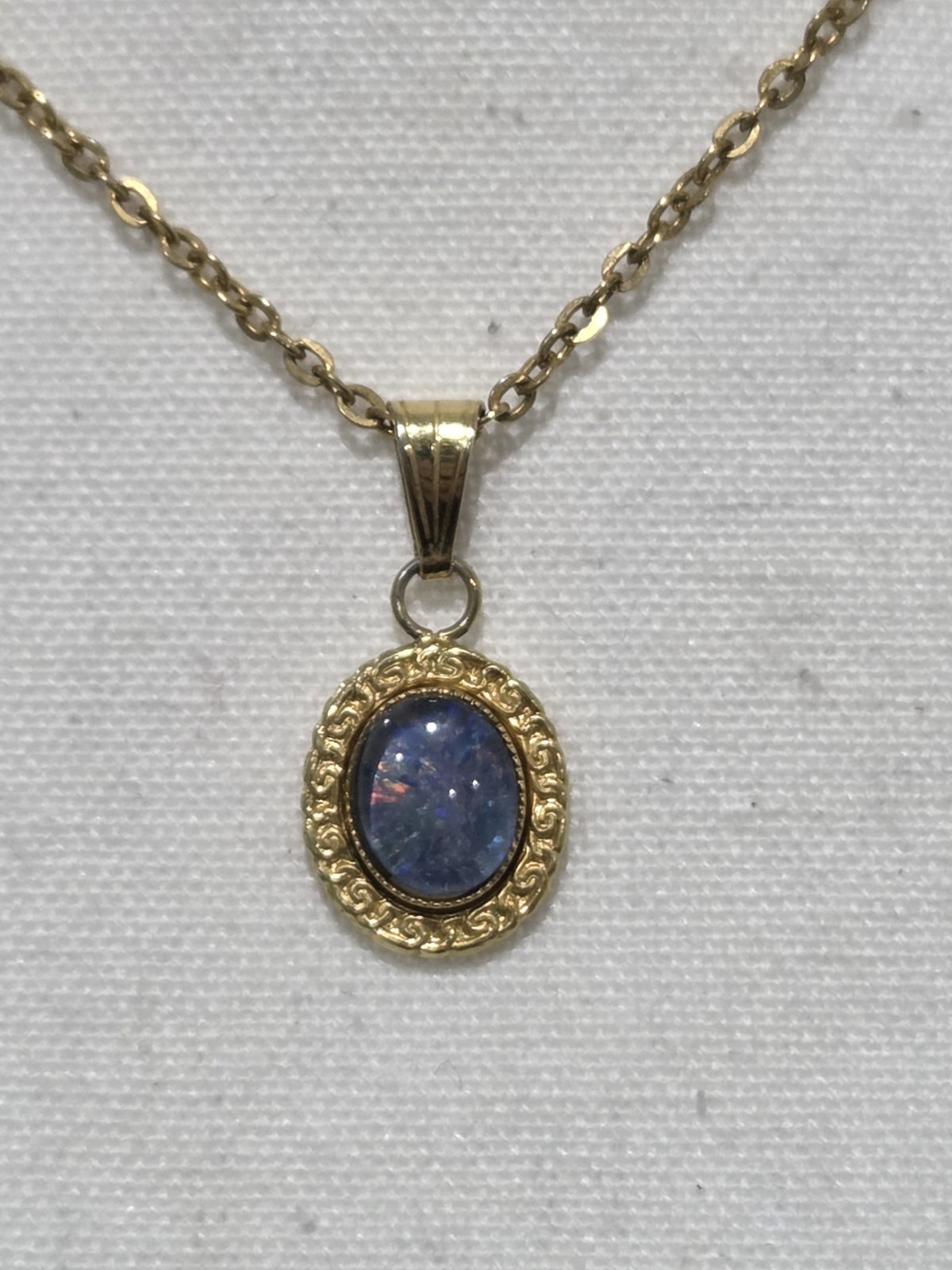 Unworn Vintage Gold Tone Faux Blue Opal 16x14mm Pendant 42cm Chain