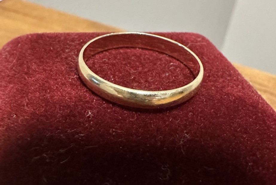 14k yellow gold 2mm wedding band 1.8g sz 8 preowned