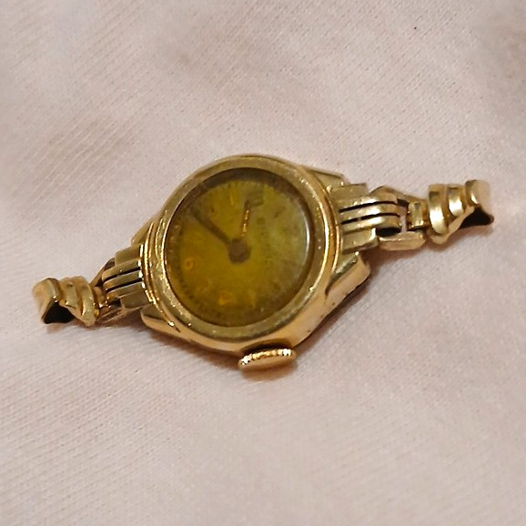 Vintage Women’s Gold Tone Analog Round Bracelet Wristwatch 12-Hour Dial