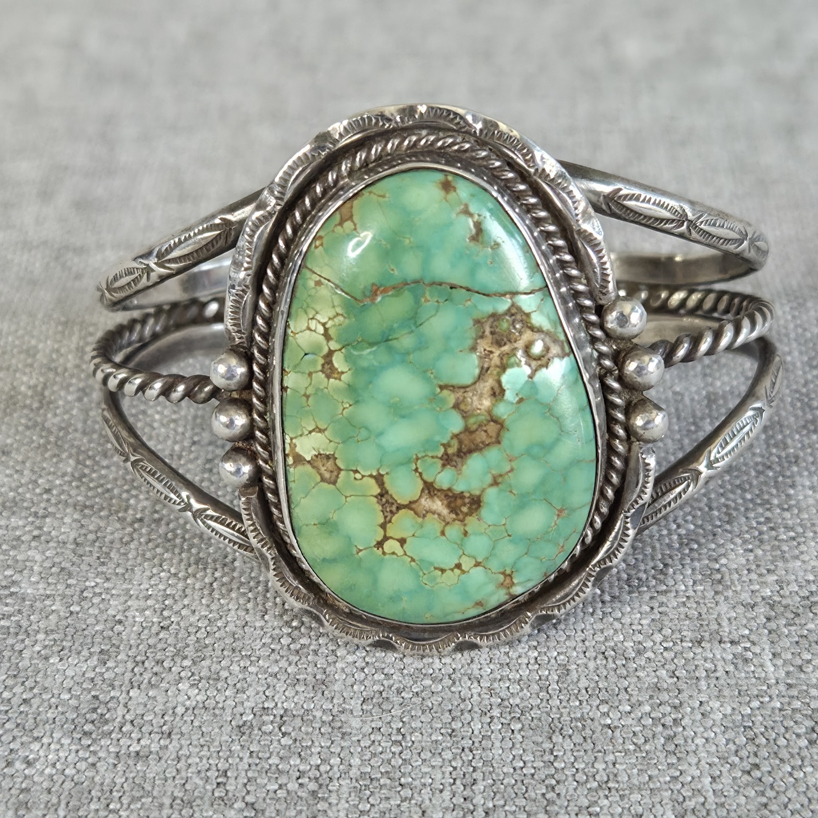 Vintage Navajo Indian TURQUOISE Cuff BRACELET Sterling Silver BEAUTIFUL Stone