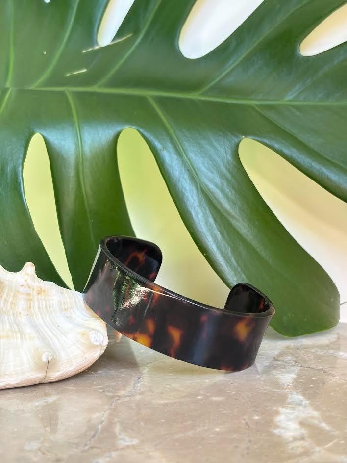 Faux Tortoise Shell Hibiscus Carving White Bracelet Bangle Cuff Hawaiian Vintage