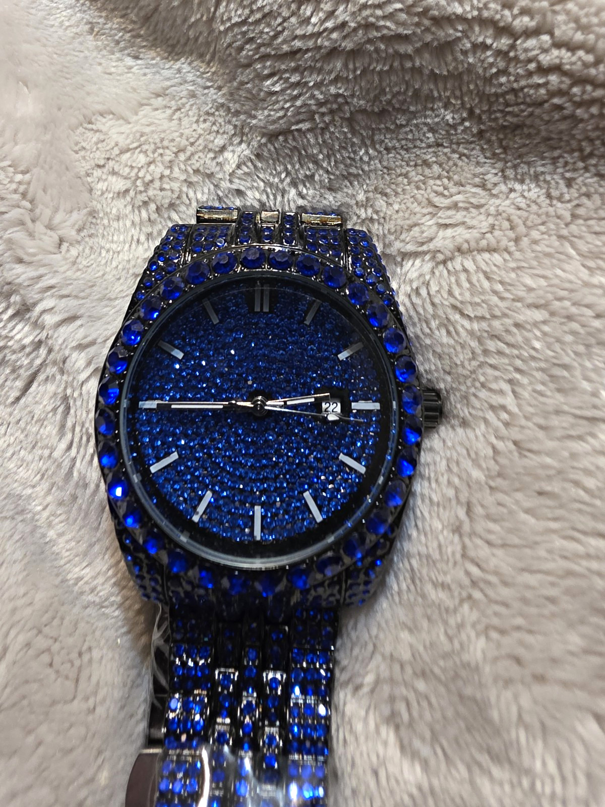 Analog 12-Hour Blue Dial Wristwatch Fixed Blue Bezel Black Case Metal Bracelet