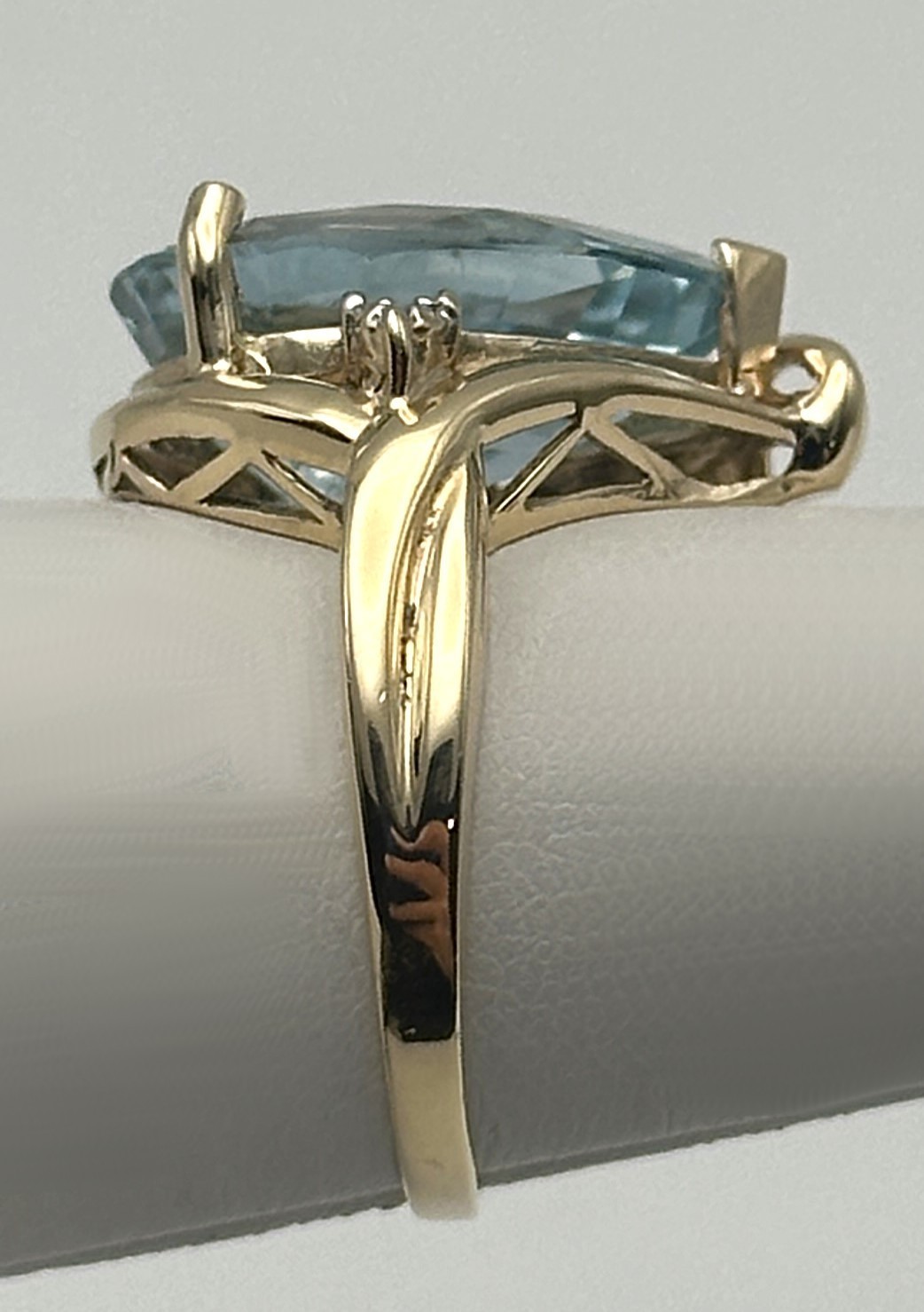 10k Gold Pear shape Ring, Blue Topaz, 0.02ctw Diamonds (Size 6.25) 5.3 gram