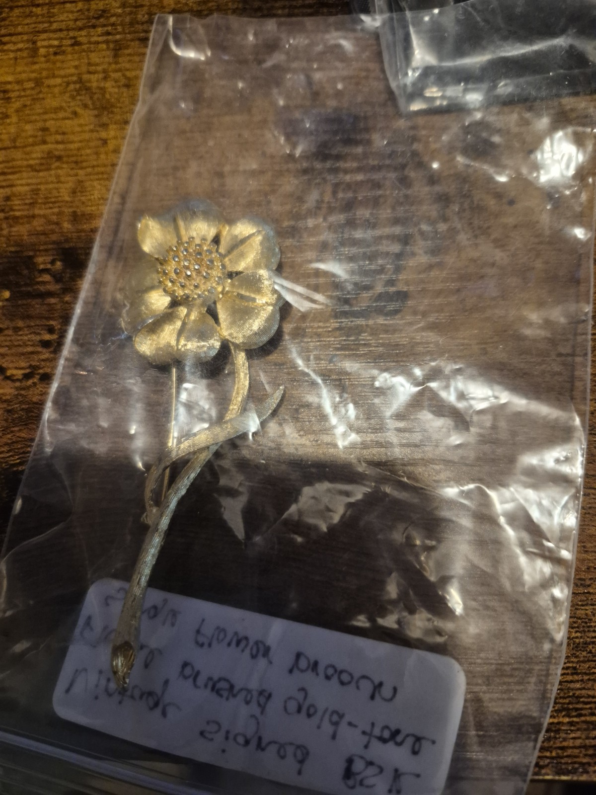 Gold Tone Flower Brooch Pin Metal No Stone Flowers & Plants Theme Flower Shape