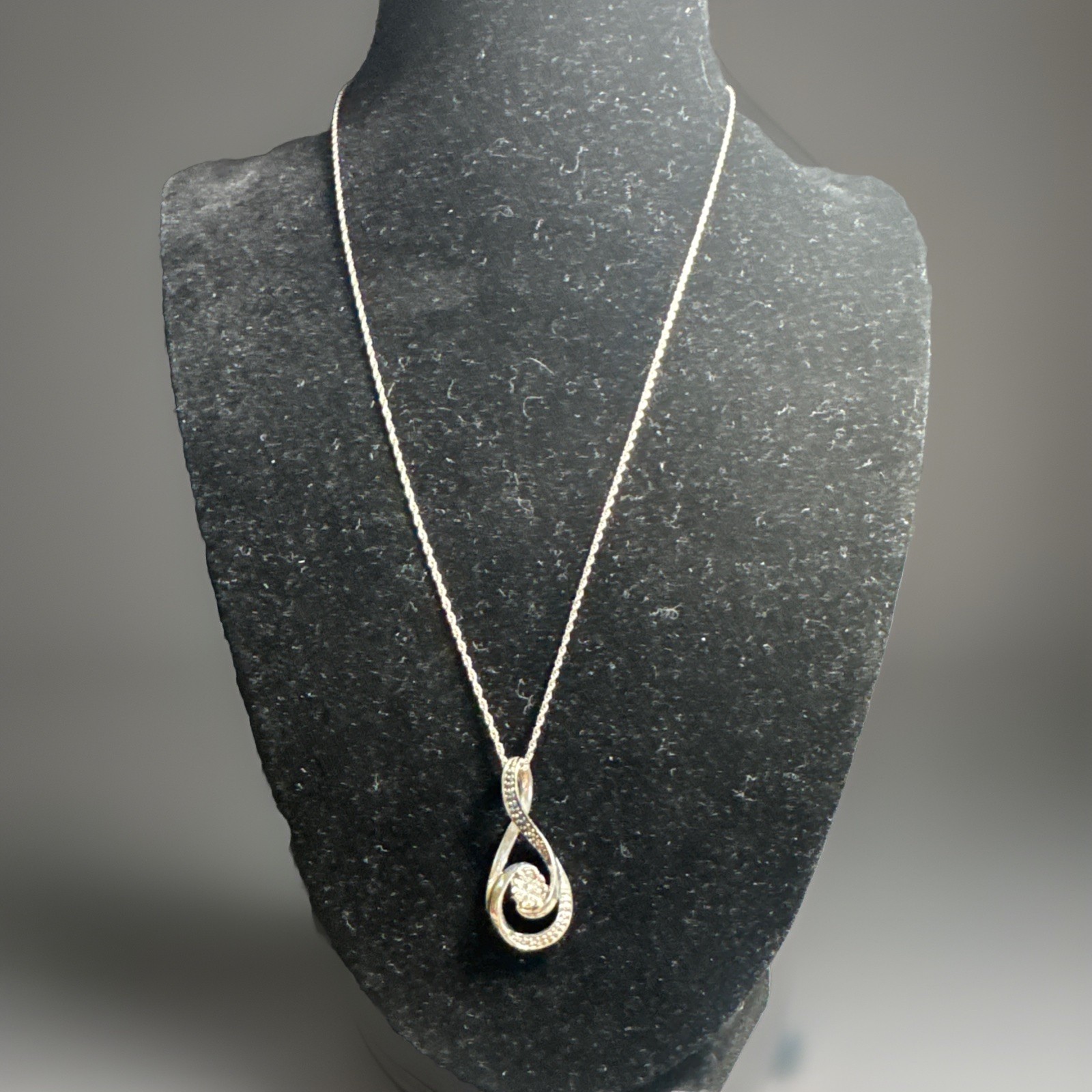 Sterling silver Sparkly Infinity Pendant Necklace Love Elegant Beauty Shiny Read