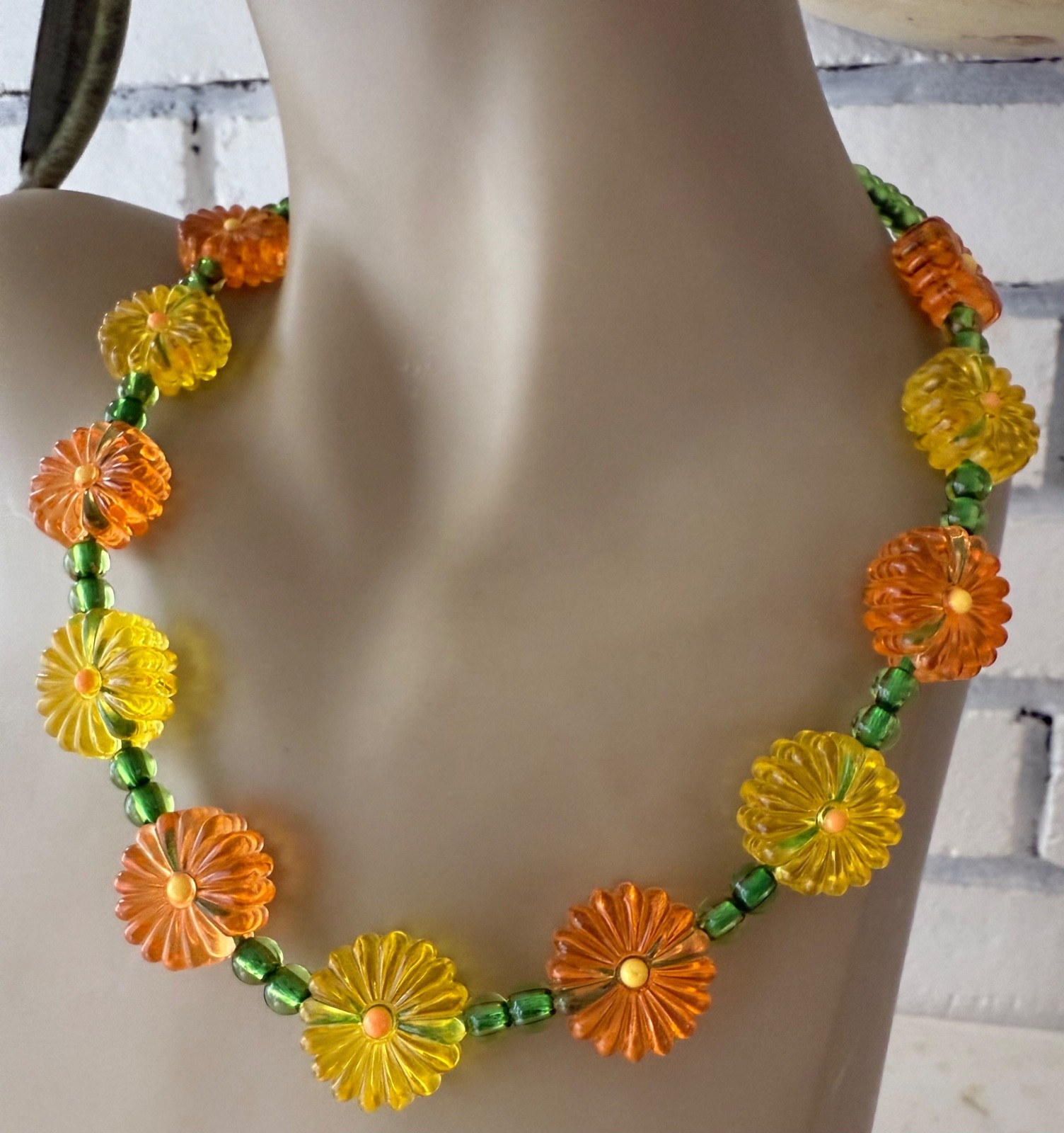 ESTATE ACRYLIC LUCITE ORANGE YELLOW GREEN FLORAL BEAD NECKLACE 19″