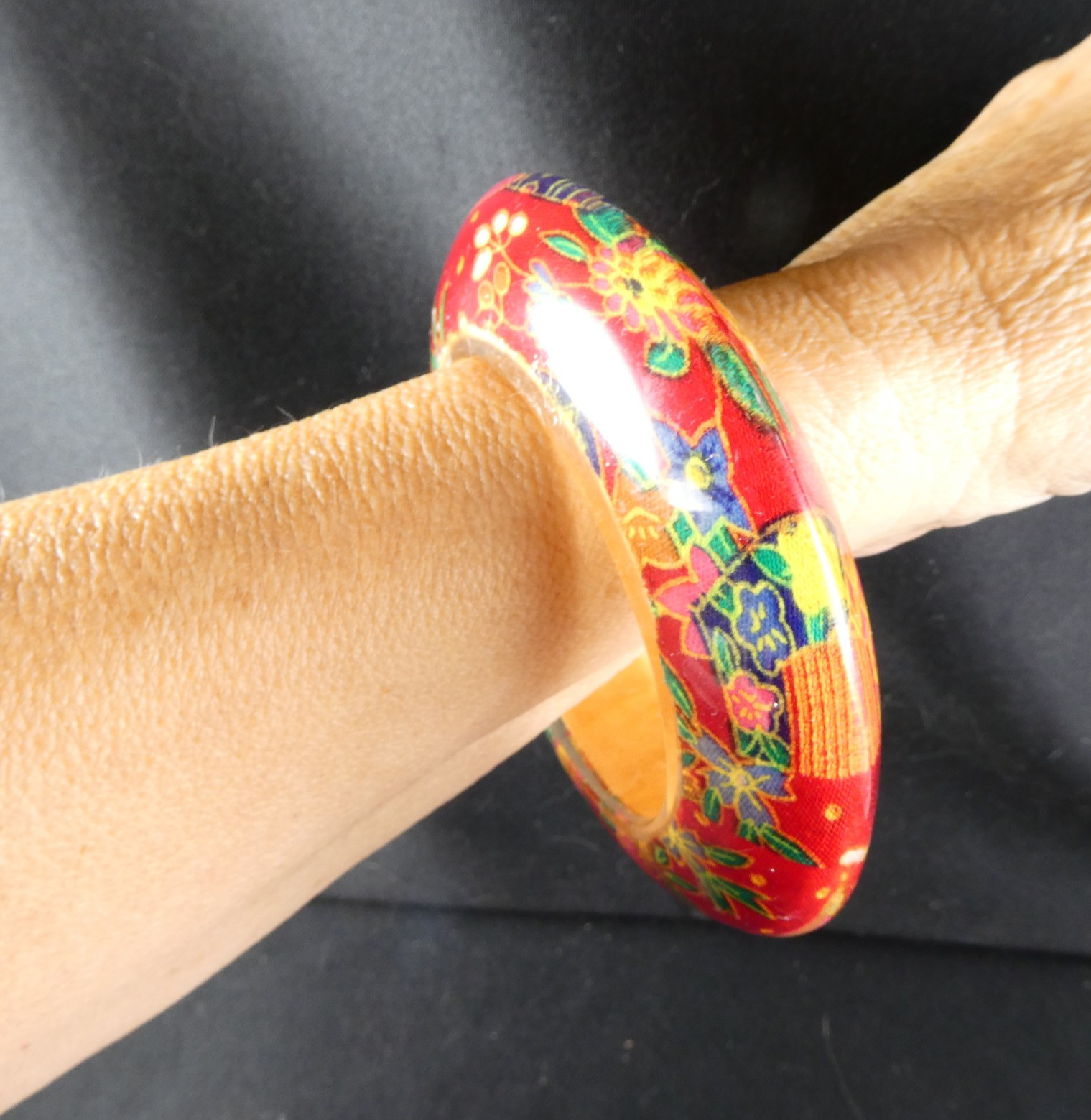 Vintage Acrylic Lucite Chunky Bangle Bracelet Red Floral Print 1″ Wide 70’s