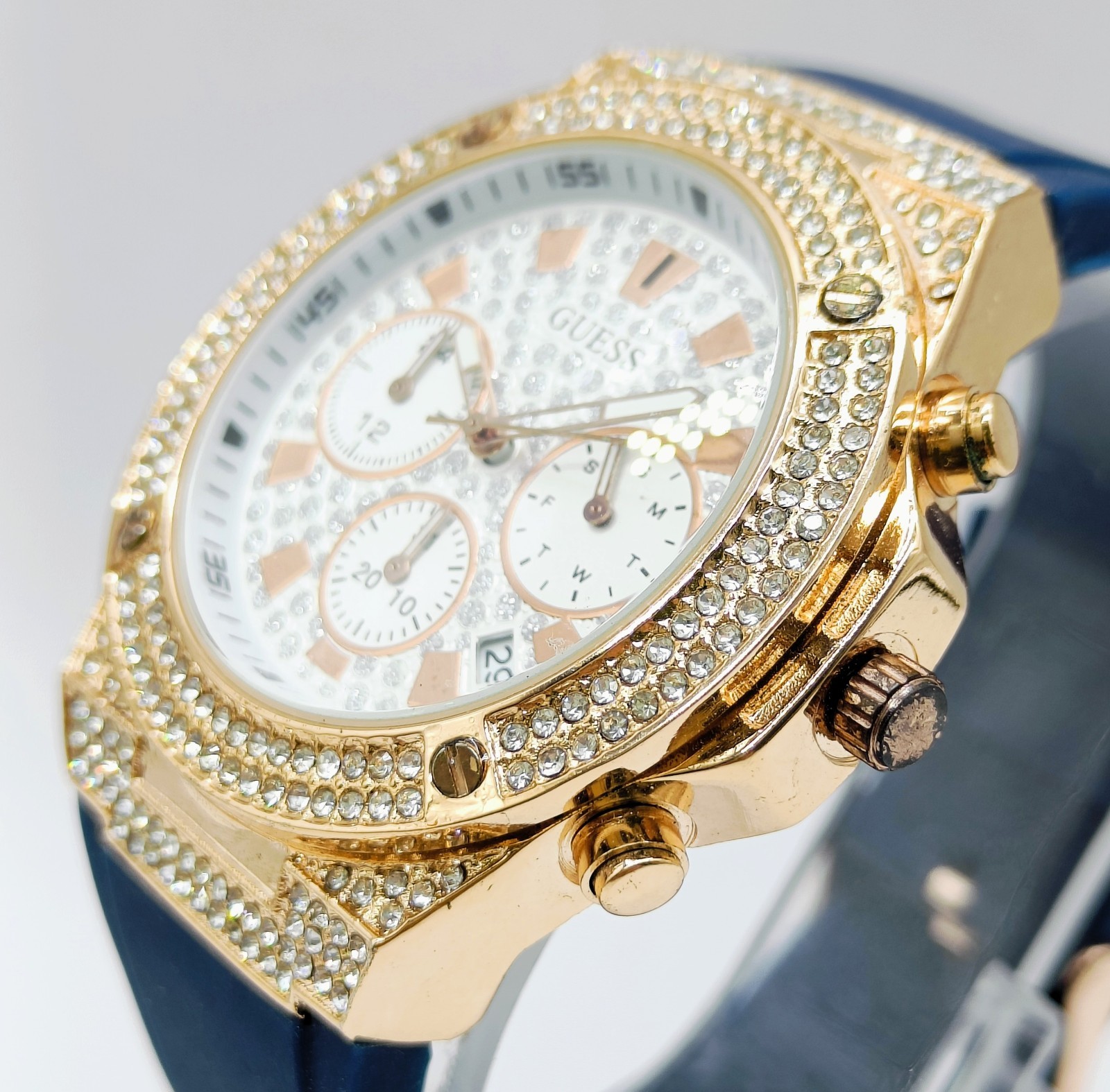 Amazing Guess Chronograph Date Indicator Quartz Analog Men’s Wrist Watch