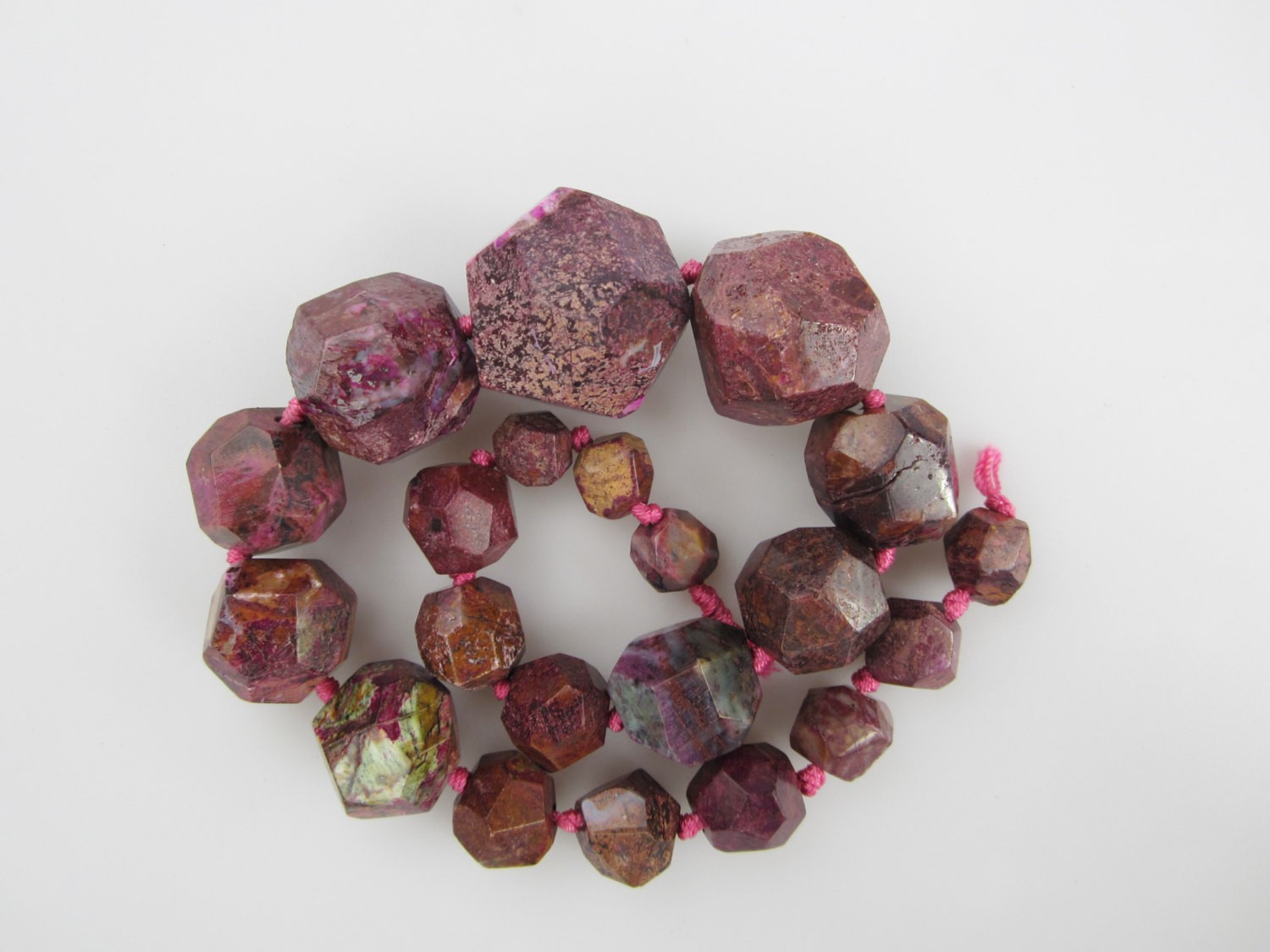 Red Jasper GraduatedFaceted Nugget Chunk Beads Approx 13-35mm 15.5″ Strand