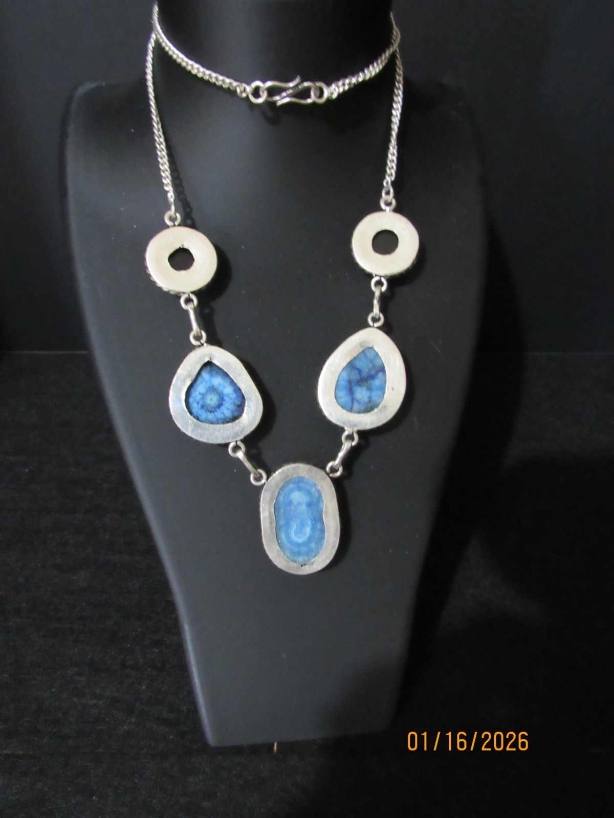 SILVER TONE BLUE DYED AGATE NECKLACE 18″ VGUC