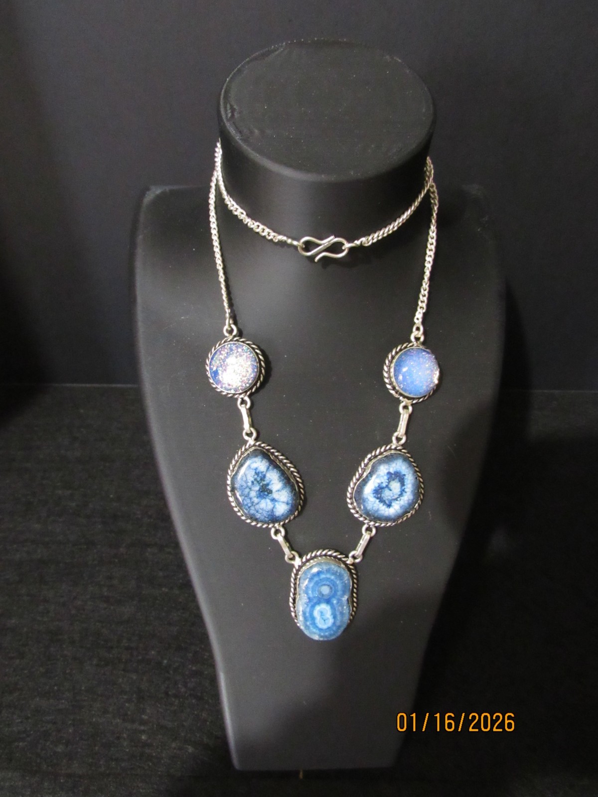 SILVER TONE BLUE DYED AGATE NECKLACE 18″ VGUC