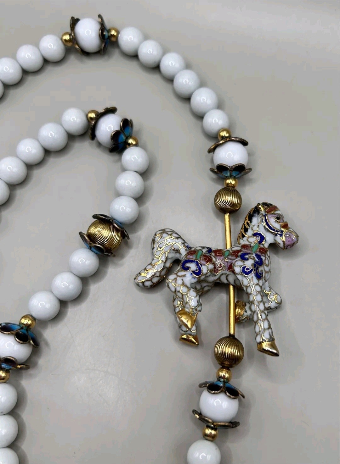 VINTAGE WHITE BEADED CLOISONNE ENAMEL CAROUSEL HORSE NECKLACE 30″ LONG 10-12 mm