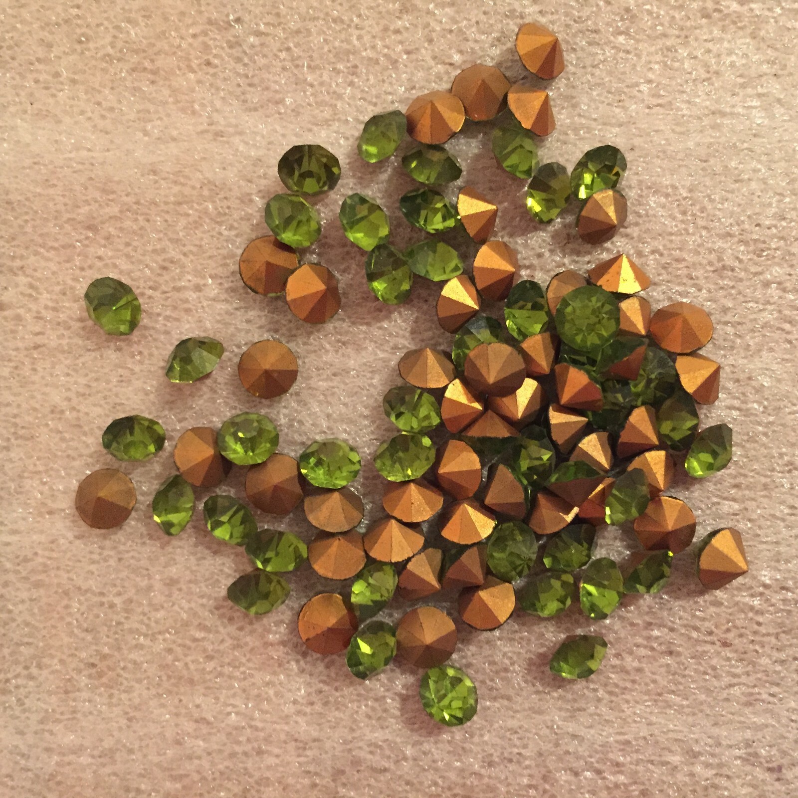 JS15 Vintage SS24(5mm) peridot glass rhinestones, gold foiled (72)